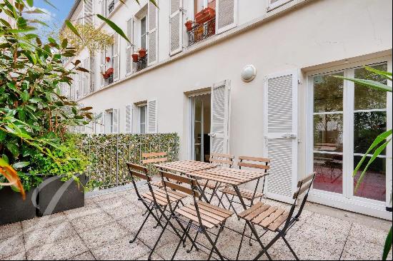 FOR SALE - PLACE DES VOSGES / BASTILLE - COMFORTABLE PIED a TERRE - TERRACE