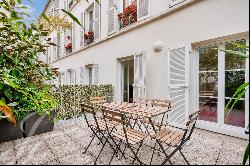 FOR SALE - PLACE DES VOSGES / BASTILLE - COMFORTABLE PIED À TERRE - TERRACE