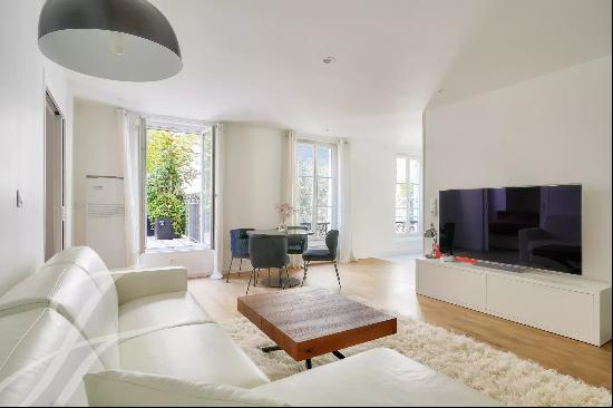 FOR SALE - PLACE DES VOSGES / BASTILLE - COMFORTABLE PIED À TERRE - TERRACE