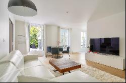 FOR SALE - PLACE DES VOSGES / BASTILLE - COMFORTABLE PIED a TERRE - TERRACE