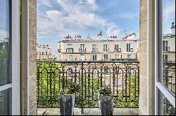 High-end 3-room apartment with views in the heart of Montmartre