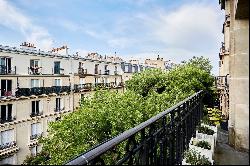 High-end 3-room apartment with views in the heart of Montmartre