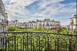 High-end 3-room apartment with views in the heart of Montmartre