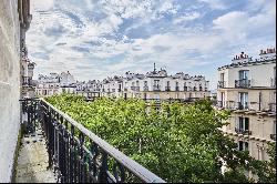 High-end 3-room apartment with views in the heart of Montmartre