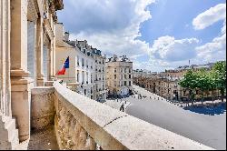 Sublime renovated and furnished apartment with views of the Elysée Palace