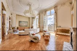 Sublime renovated and furnished apartment with views of the Elysée Palace