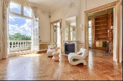 Sublime renovated and furnished apartment with views of the Elysée Palace