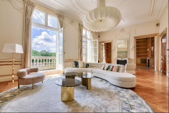 Sublime renovated and furnished apartment with views of the Elysee Palace