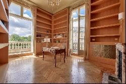 Sublime renovated and furnished apartment with views of the Elysée Palace