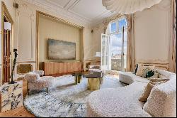 Sublime renovated and furnished apartment with views of the Elysée Palace