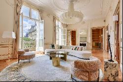 Sublime renovated and furnished apartment with views of the Elysée Palace