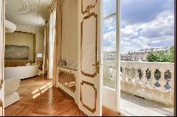 Sublime renovated and furnished apartment with views of the Elysée Palace