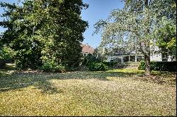 Architect-designed house near Montmorency forest