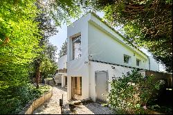 Architect-designed house near Montmorency forest