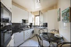 Paris 7th District - A 2/3 bed apartment with balconies