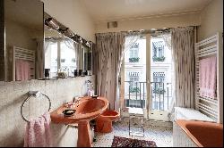 Paris 7th District - A 2/3 bed apartment with balconies