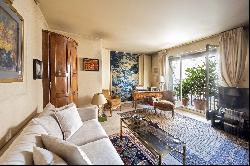 Paris 7th District - A 2/3 bed apartment with balconies