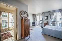 Paris 7th District - A 2/3 bed apartment with balconies