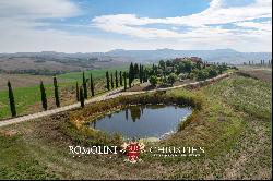 LUXURY RESTORED COUNTRY HOUSE FOR SALE IN ASCIANO, VAL D'ORCIA