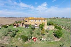 LUXURY RESTORED COUNTRY HOUSE FOR SALE IN ASCIANO, VAL D'ORCIA