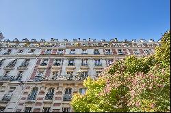 Paris 8th District - A bright 3-bed apartment