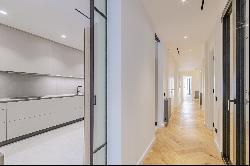 Elegant renovated apartment on pedestrian street: height, light and serenity