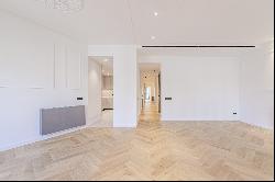 Elegant renovated apartment on pedestrian street: height, light and serenity