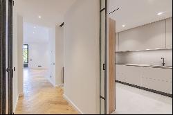 Elegant renovated apartment on pedestrian street: height, light and serenity