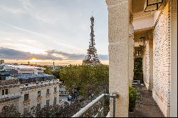 Family apartment with balconies and views onto the Eiffel Tower