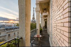 Family apartment with balconies and views onto the Eiffel Tower