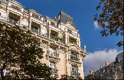 Family apartment with balconies and views onto the Eiffel Tower