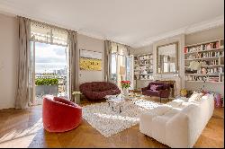 Family apartment with balconies and views onto the Eiffel Tower