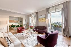 Family apartment with balconies and views onto the Eiffel Tower