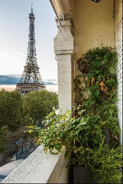 Family apartment with balconies and views onto the Eiffel Tower