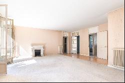 Family Apartment of 146 sqm to Renovate, Heart of Nice Liberation