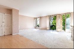 Family Apartment of 146 sqm to Renovate, Heart of Nice Liberation