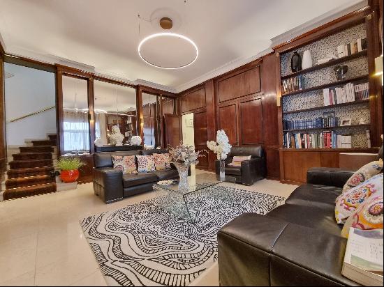 Stylish 195m² flat in a hôtel particulier with lift and cellar