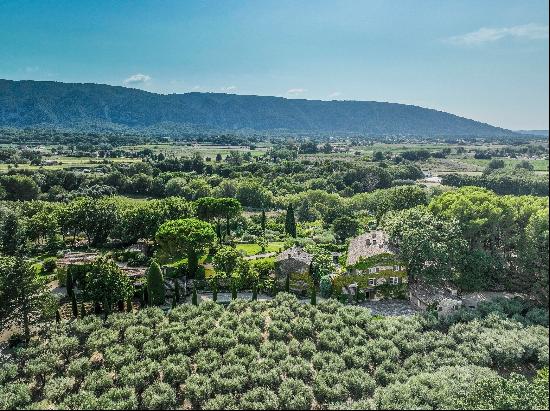 Prime property in the heart of provence