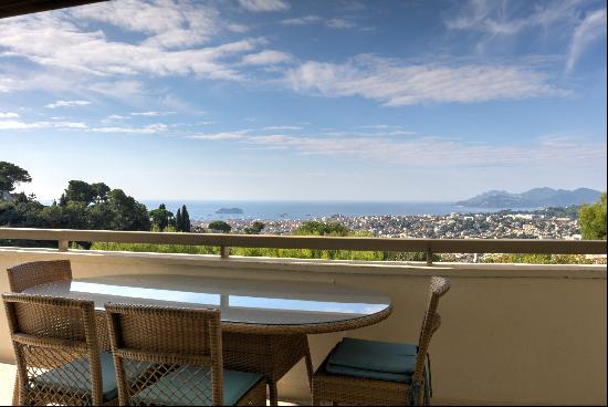 Le Cannet Residentiel - 3-room apartment with terrace and panoramic sea view.