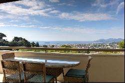 Le Cannet Residentiel - 3-room apartment with terrace and panoramic sea view.