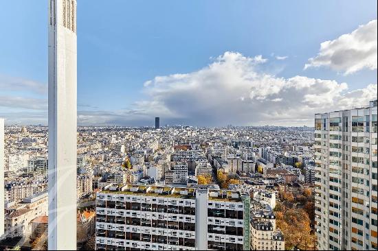 Duplex on the top floors with exceptional views of Paris and no overlooked neighbors