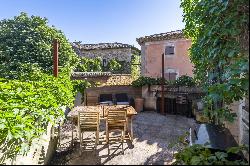 Gordes - House in the heart of a hamlet