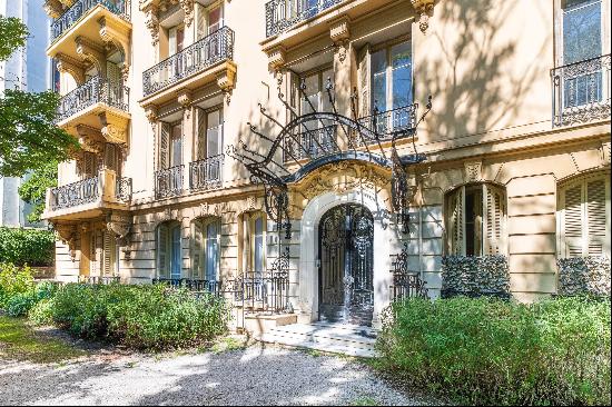 Bourgeois Apartment to Renovate in a Belle epoque Palace, Liberation - Nice