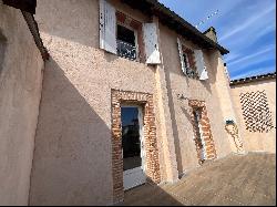 Tres grand appartement lumineux avec terrasse et entree privative.