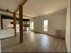 Tres grand appartement lumineux avec terrasse et entree privative.