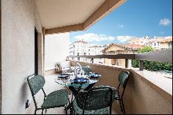 Stunning renovated 1-bedroom apartment with terrace near Place Massena in Nice