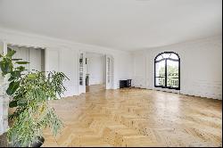 Recently renovated apartment of 220 sqm with balcony