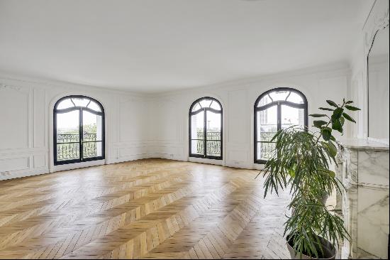 Recently renovated apartment of 220 m2 with balcony