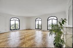 Recently renovated apartment of 220 m2 with balcony