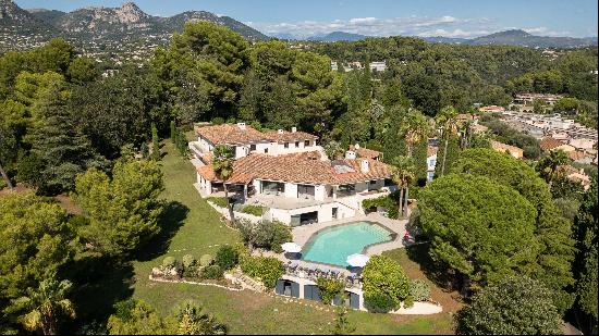 Saint Paul de Vence contemporary hotel-style villa with pools facing the village